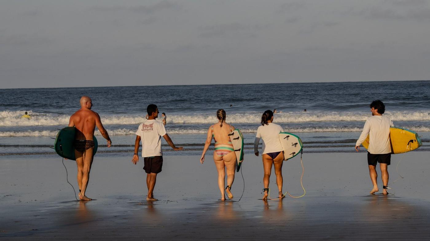 Aula de surf na Ilha do Mel