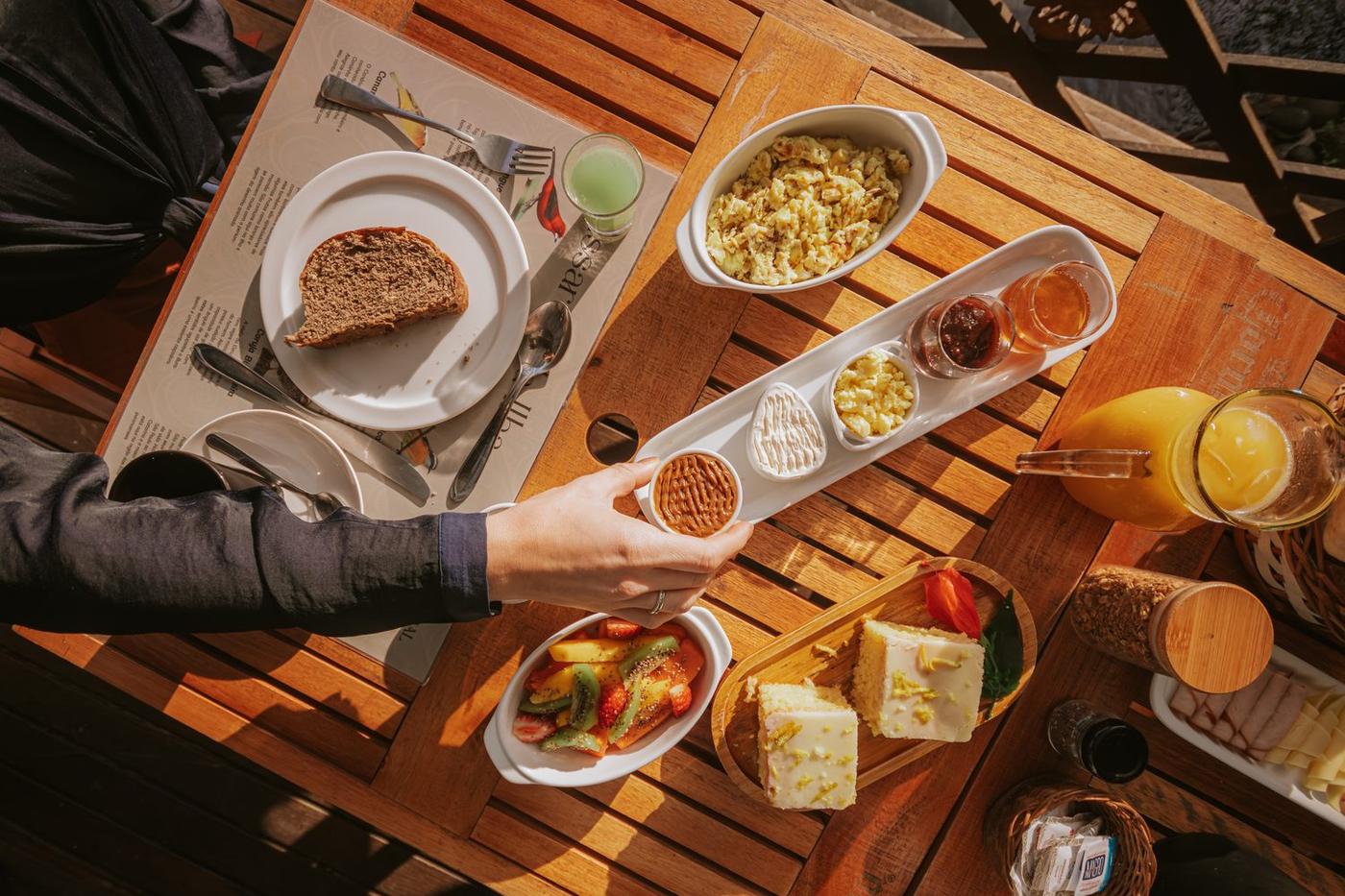 Café da manhã servido à mesa no Astral